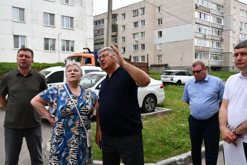 Малая Красная урамындагы 5нче һәм 7нче йортта капиталь ремонт эше барышы белән район башлыгы Михаил Афанасьев танышты