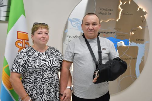 Михаил Афанасьев махсус хәрби операциядән ялга кайткан Айрат Зәйнуллин белән очрашты