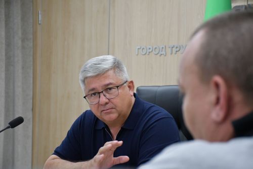 Михаил Афанасьев махсус хәрби операциядән ялга кайткан Айрат Зәйнуллин белән очрашты