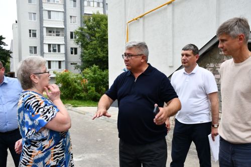 Малая Красная урамындагы 5нче һәм 7нче йортта капиталь ремонт эше барышы белән район башлыгы Михаил Афанасьев танышты