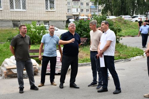 Малая Красная урамындагы 5нче һәм 7нче йортта капиталь ремонт эше барышы белән район башлыгы Михаил Афанасьев танышты