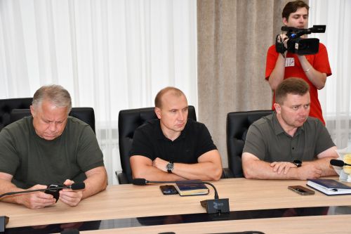 Михаил Афанасьев махсус хәрби операциядән ялга кайткан Айрат Зәйнуллин белән очрашты