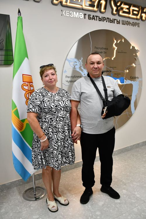 Михаил Афанасьев махсус хәрби операциядән ялга кайткан Айрат Зәйнуллин белән очрашты