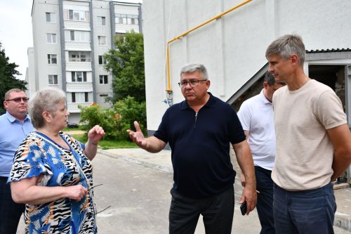 Малая Красная урамындагы 5нче һәм 7нче йортта капиталь ремонт эше барышы белән район башлыгы Михаил Афанасьев танышты