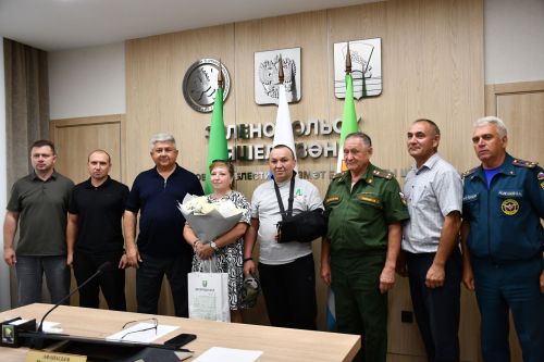 Михаил Афанасьев махсус хәрби операциядән ялга кайткан Айрат Зәйнуллин белән очрашты
