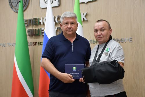 Михаил Афанасьев махсус хәрби операциядән ялга кайткан Айрат Зәйнуллин белән очрашты