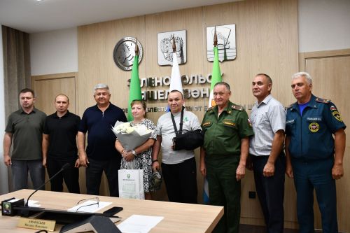 Михаил Афанасьев махсус хәрби операциядән ялга кайткан Айрат Зәйнуллин белән очрашты