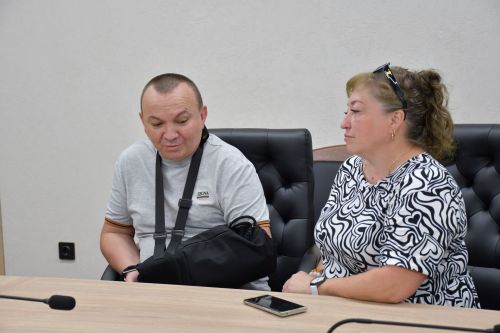 Михаил Афанасьев махсус хәрби операциядән ялга кайткан Айрат Зәйнуллин белән очрашты
