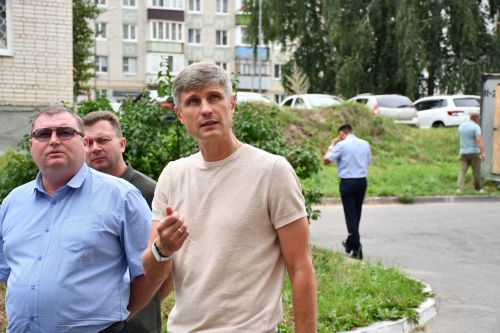 Малая Красная урамындагы 5нче һәм 7нче йортта капиталь ремонт эше барышы белән район башлыгы Михаил Афанасьев танышты
