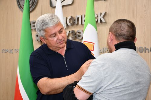 Михаил Афанасьев махсус хәрби операциядән ялга кайткан Айрат Зәйнуллин белән очрашты