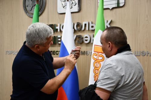 Михаил Афанасьев махсус хәрби операциядән ялга кайткан Айрат Зәйнуллин белән очрашты
