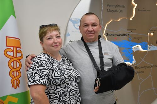 Михаил Афанасьев махсус хәрби операциядән ялга кайткан Айрат Зәйнуллин белән очрашты