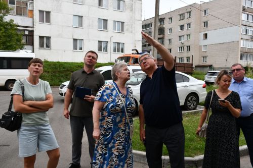 Малая Красная урамындагы 5нче һәм 7нче йортта капиталь ремонт эше барышы белән район башлыгы Михаил Афанасьев танышты