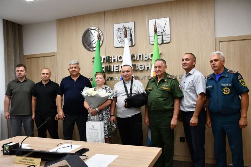 Михаил Афанасьев махсус хәрби операциядән ялга кайткан Айрат Зәйнуллин белән очрашты