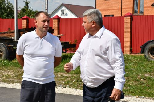 Бүген Яшел Үзәндә юллар төзекләндерү эшләре барышы белән танышалар
