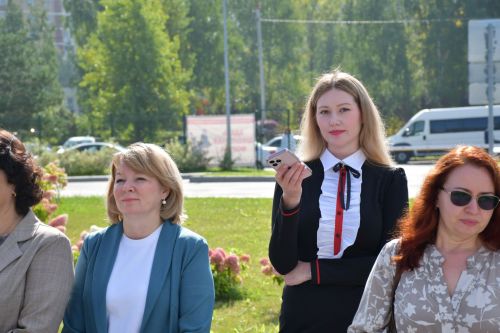 10 балалы Трубкиннар гаиләсенә микроавтобус ачкычын тапшыру