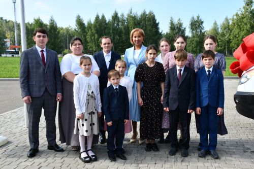 10 балалы Трубкиннар гаиләсенә микроавтобус ачкычын тапшыру