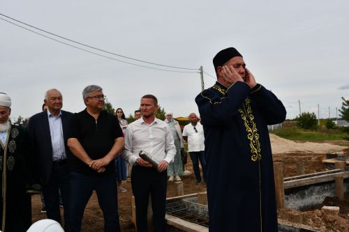 «Теплое место» бистәсендә бүген игелеккә нигез салынган көн