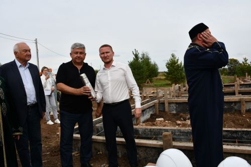 «Теплое место» бистәсендә бүген игелеккә нигез салынган көн