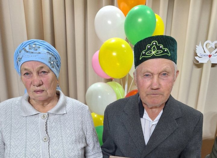 Бер-берсенә булган сөю хисләре Шәкүровлар гаиләсенең йөзләрендә балкый