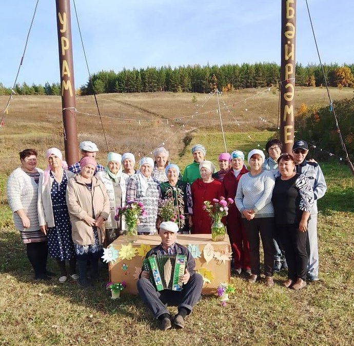 Карашәм авылында Өлкәннәр көне уңаеннан табигать кочагында бик матур очрашу уздырганнар