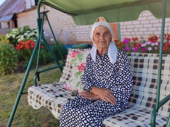 Бишнә авылында искиткеч матур чәчәкләр үстерәләр