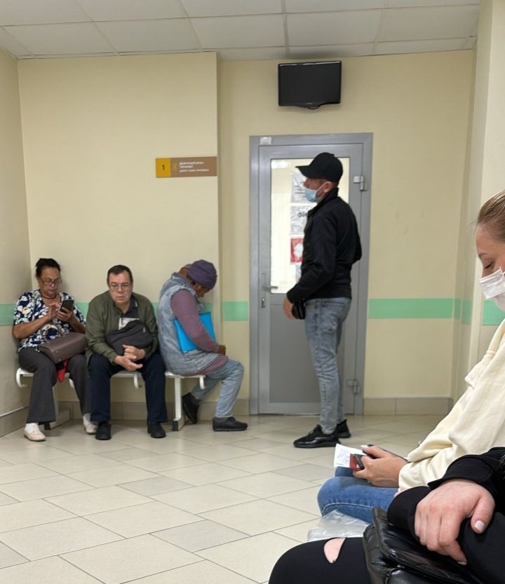Яшел үзәнлеләр поликлиникалардагы чиратка зарлана