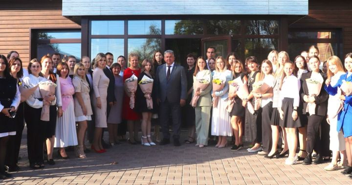 Михаил Афанасьев Яшел Үзән районының яшь педагоглары белән очрашты