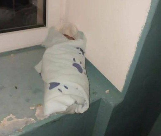 Яңа туган баланы подъезда калдырып киткәннәр