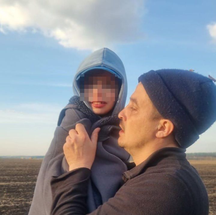 Кечкенә бала кырда төн кунган