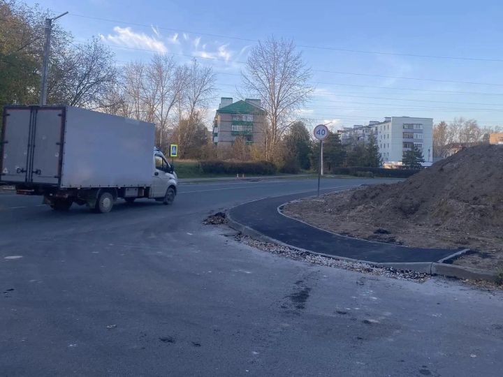 Паратская урамында җәяүлеләр кичүен салу буенча эшләр бара