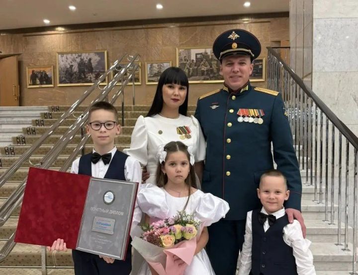«Бөтен Татарстан сезнең белән горурлана»: Миңнеханов ел гаиләсе Култышевларны котлады