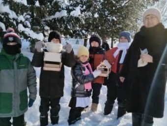 «Оста куллар» клуб берләшмәсенә йөрүче балалар «Кошларны кыш көне ашатыйк!» дигән экологик акциядә катнашты