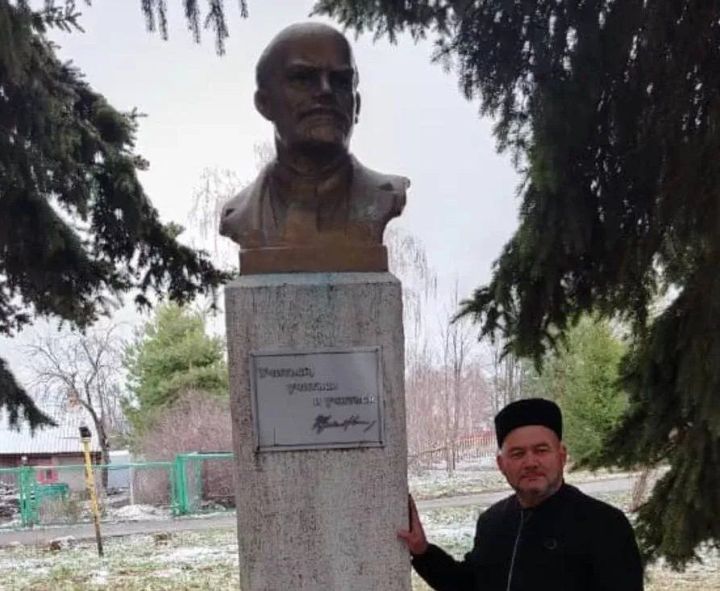 Бүген — дөнья пролетариаты юлбашчысы Владимир Ильич Ленинның туган көне