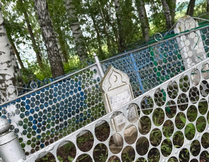 Кабер өстенә фәрештә сыны куярга, чәчәкләр утыртырга ярыймы? Имам җавабы