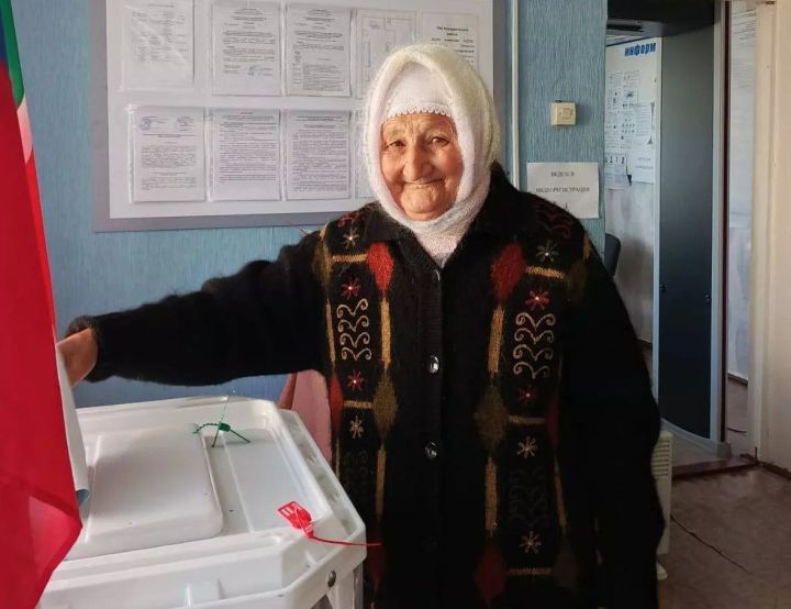 85 яшьлек Разия апа Ибраһимова да сайлауга килгән