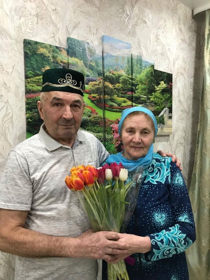Мамадыш-Әкил авылында яшәүче иң якын кешеләребез - әниебез Мәдинә, әтиебез Шәүкәт Нәбиуллинарның 8 март көнне бергә гомер итә башлауларына 50 ел булып узды, ә 8 апрель көнне әтиебез Шәүкәт Хәлил улы 75 яшьлек юбилеен билгели