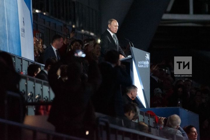 Президент России выступил на церемонии закрытия чемпионата по профессиональному мастерству