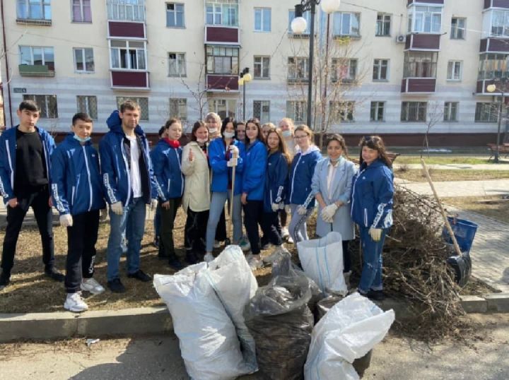 “Бердәм Россия” партиясенең Яшел Үзән җирле бүлекчәсе вәкилләре Норкин исемендәге скверда тәртип урнаштырды