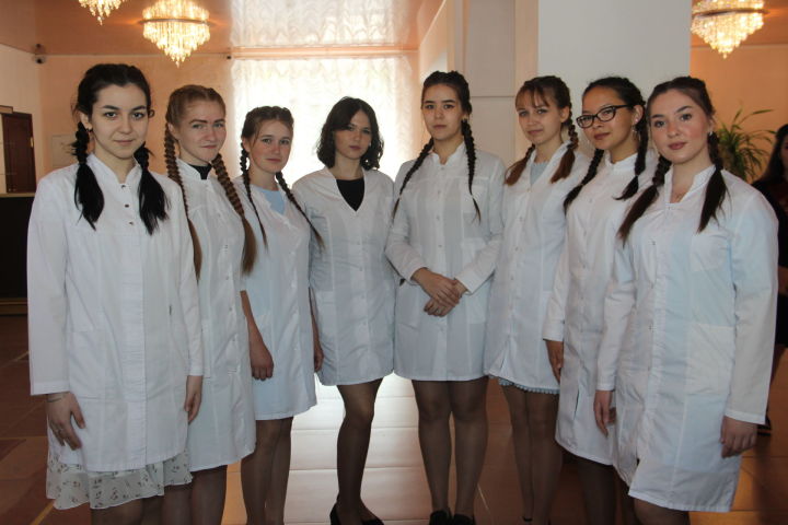 Зеленодольск медицина көллиятендә  чыгарылыш студентларына дипломнар тапшыру тантанасыннан фотолар