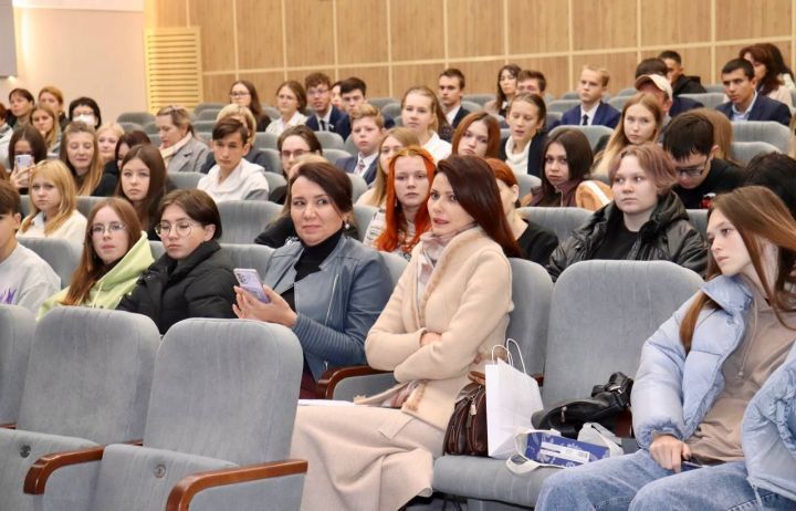 Михаил Афанасьев интернет-сәүдә семинарында катнашучыларны сәламләде