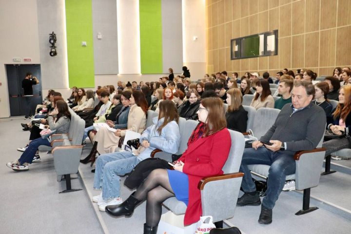 Михаил Афанасьев интернет-сәүдә семинарында катнашучыларны сәламләде