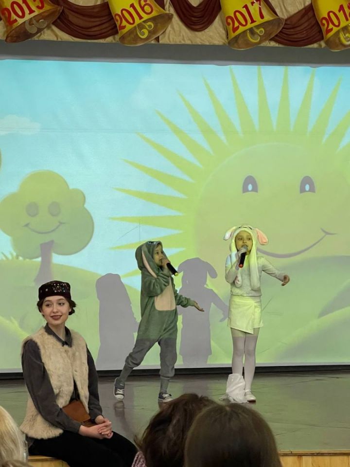 3нче гимназиядә Туган тел көненә багышланган «Айлин һәм Данияр маҗаралары» спектакленең премьерасы