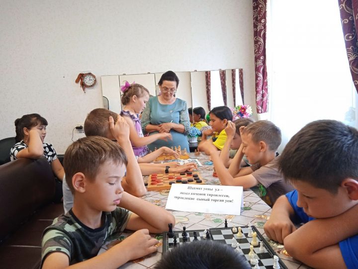 Бакырчы авылы мәдәният йортында җәйге каникул чорында ел да, балалар арасында шахмат һәм шашка буенча ярышлар уздырыла