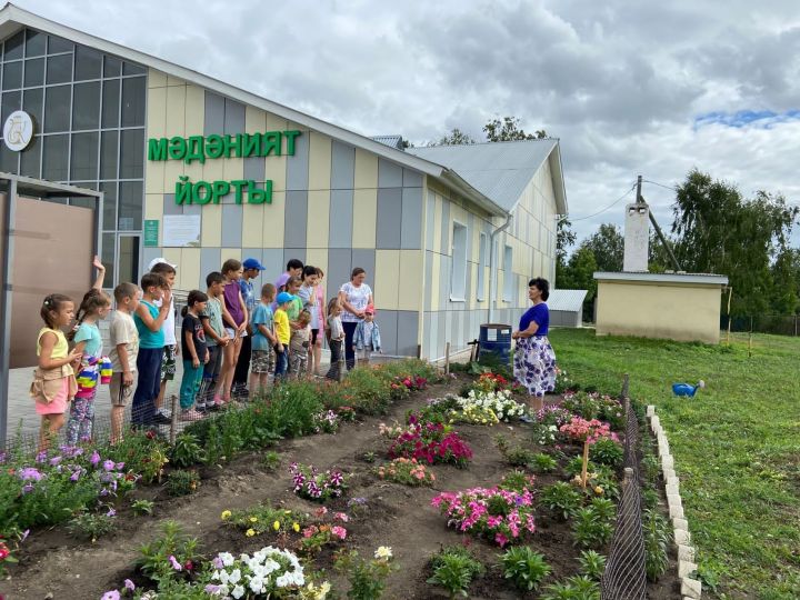 Мулла Иле мәдәният йорты хезмәткәрләре балалар өчен “Чәчәкләр дөньясына сәяхәт” оештырган