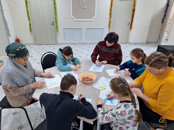 Мулла Иле мәдәният йортында, китапханә белән берлектә балалар белән “Тылсымлы кыш” дигән темага карата рәсем бәйгесе уздырылды