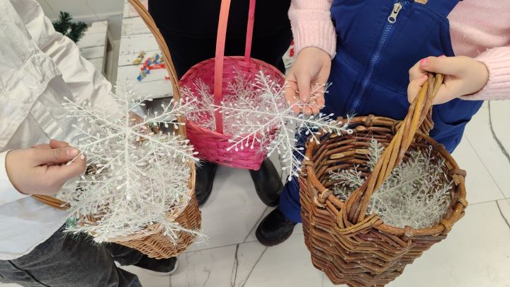 Яңа ел җилләре саулыкларыгызга ныклык, өегезгә иминлек, җаннарыгызга нур, ризыкларыгызга бәрәкәт, кесәгезгә сәмән өстәп, күңелләрегезгә якты илаhи рәхәтлек алып килсен