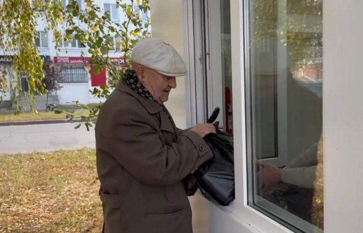 «Кеше приюты»ның ике пунктында да, Өлкәннәр ункөнлеге уңаеннан, азык-төлек җыелмасы таратылды
