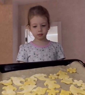 Блогер Илүзә Тәмлүшкәнең нәни кызы Сәфинәдән печенье рецепты