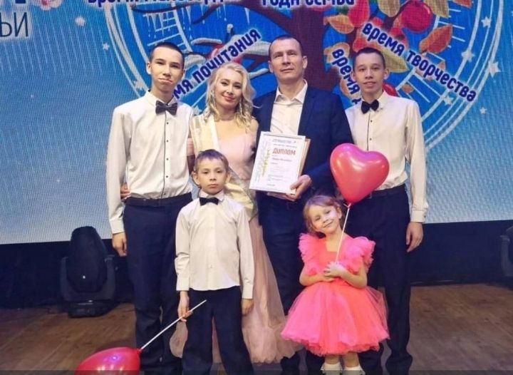 Яшел Үзәндә яшәүче гаилә – «Нечкәбил» республика гүзәллек, аналар һәм гаилә бәйгесенең көмеш призеры